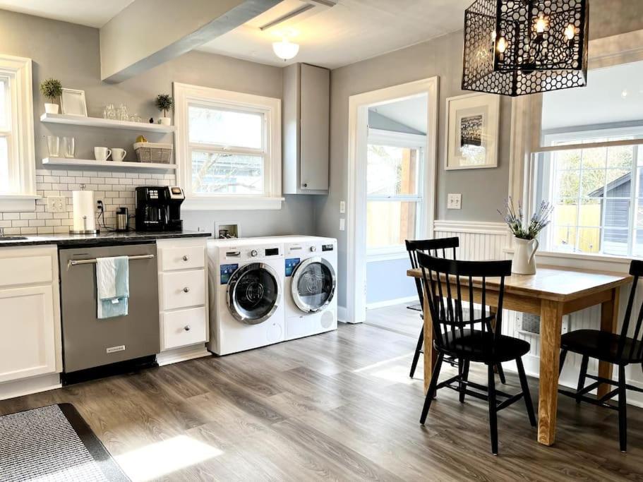 Modern 2 Bedroom Farmhouse Cottage With Hot Tub In Snohomish Exterior foto
